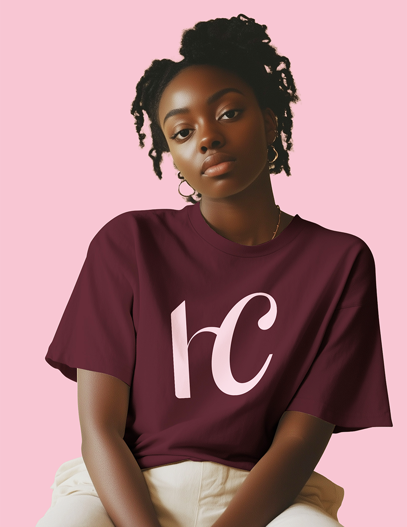 Jeune femme assise avec un t-shirt avec un marquage Heiva Création