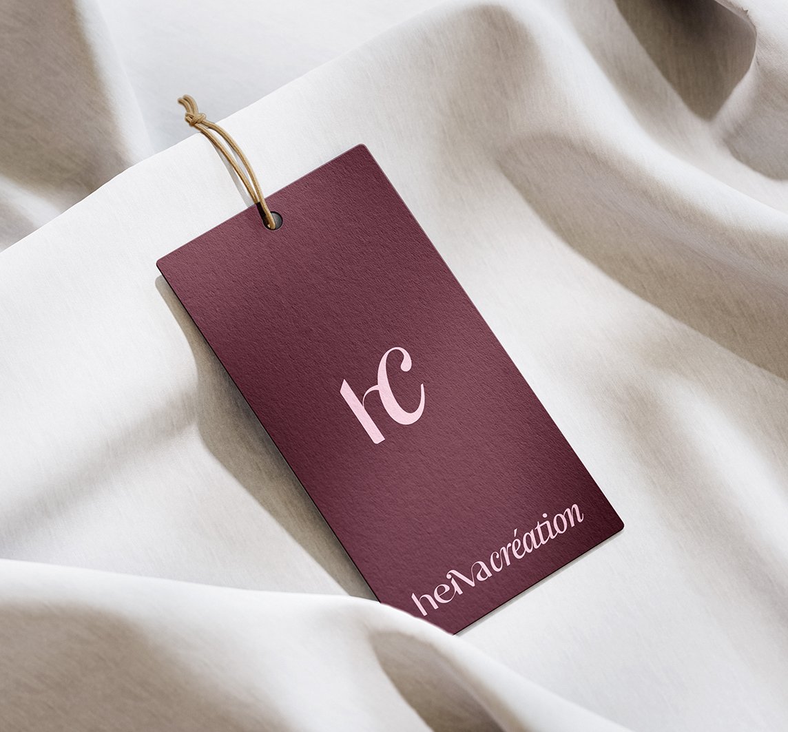 Etiquette d'Heiva Création posée sur un drap en satin