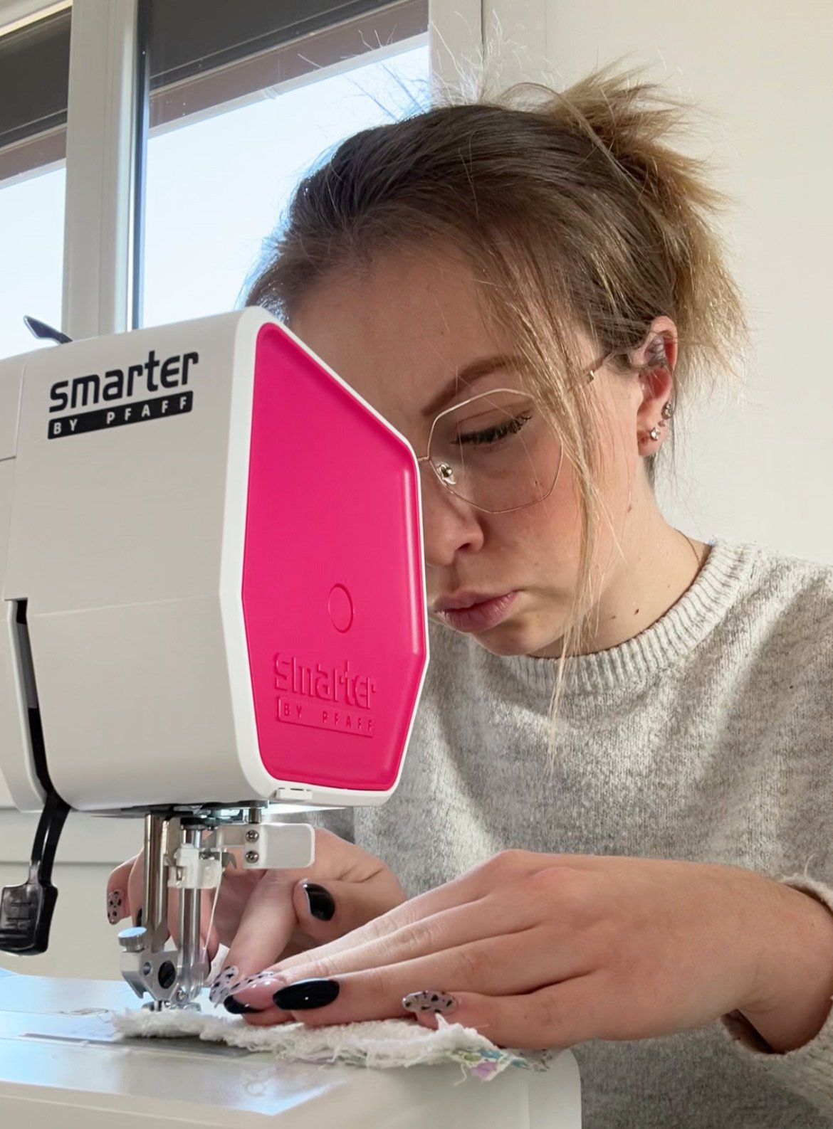 Heiva travaille sur sa machine. Gros plan