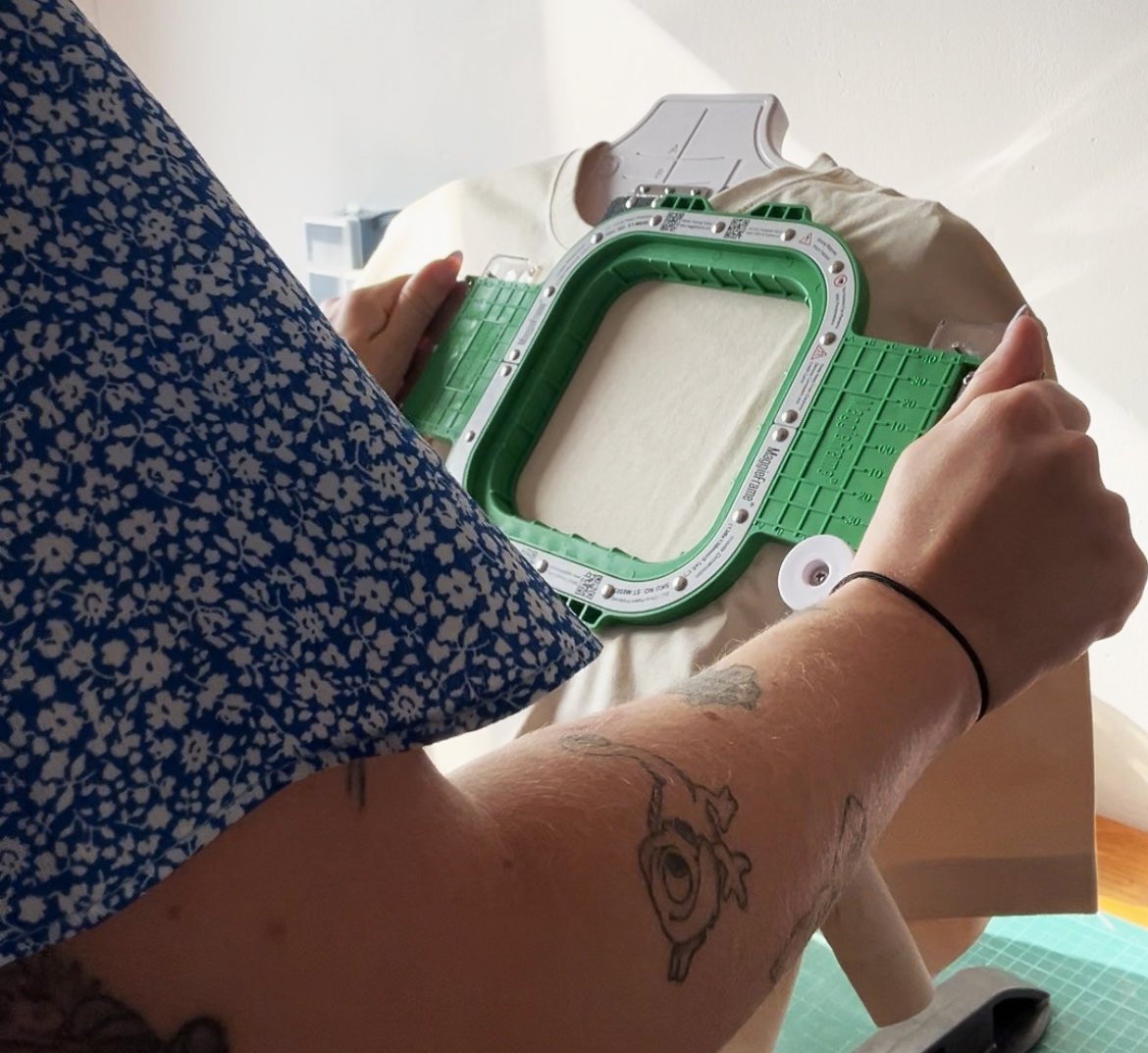 Mains d'Heiva avec son cadre dans les mains