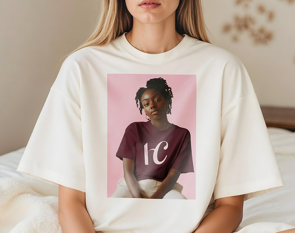 Jeune femme assise avec un t-shirt avec un flocage Heiva Création