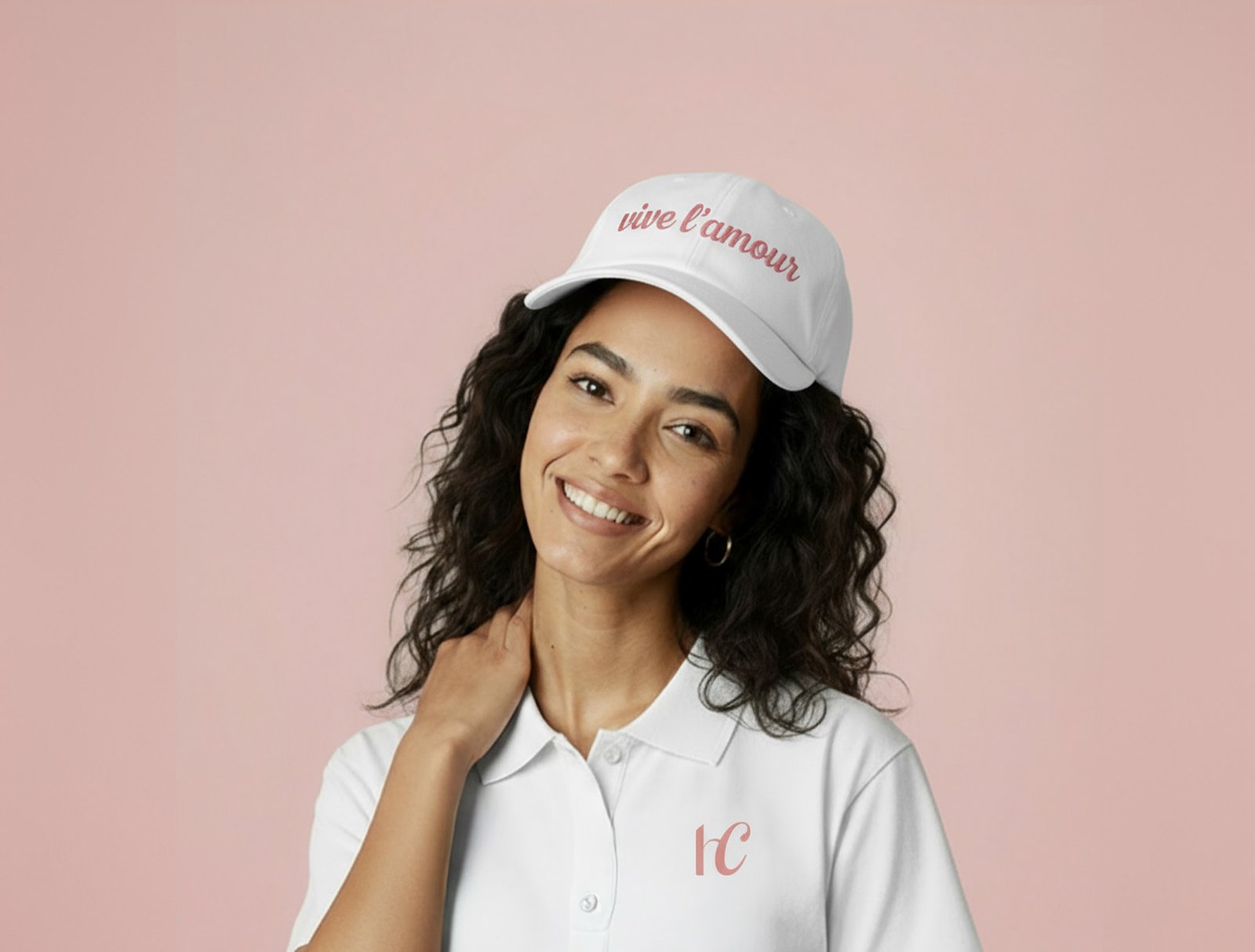 Jeune femme avec une casquette personnalisée